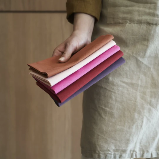 Person som holder fargerike servietter