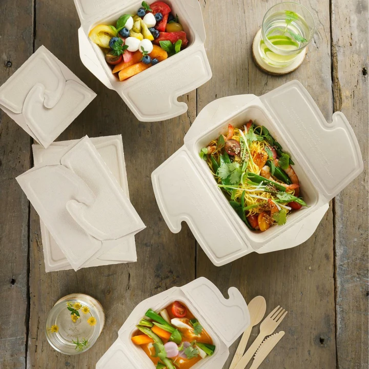 Takeaway mat i kartonger på et trebord, sett ovenfra.