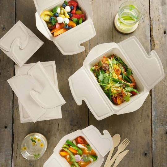 Takeaway på et trebord sett ovenfra